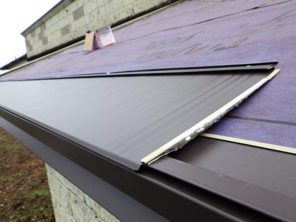宇都宮市で横暖ルーフSを使い納屋下屋根のカバー工事をしました
