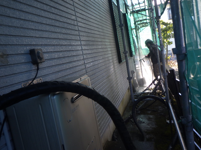 外壁の高圧洗浄中です