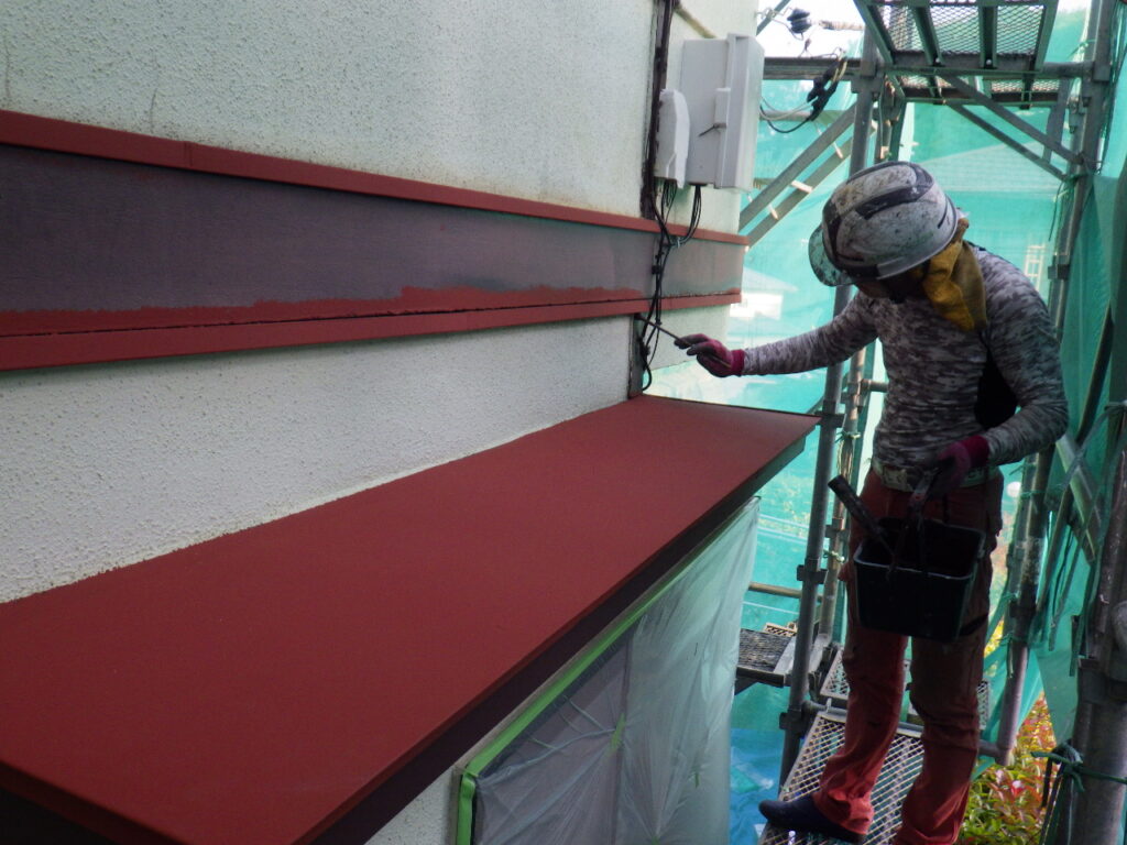 宇都宮市　外壁塗装幕板工事　板金部木部の下塗りと養生で塗装準備