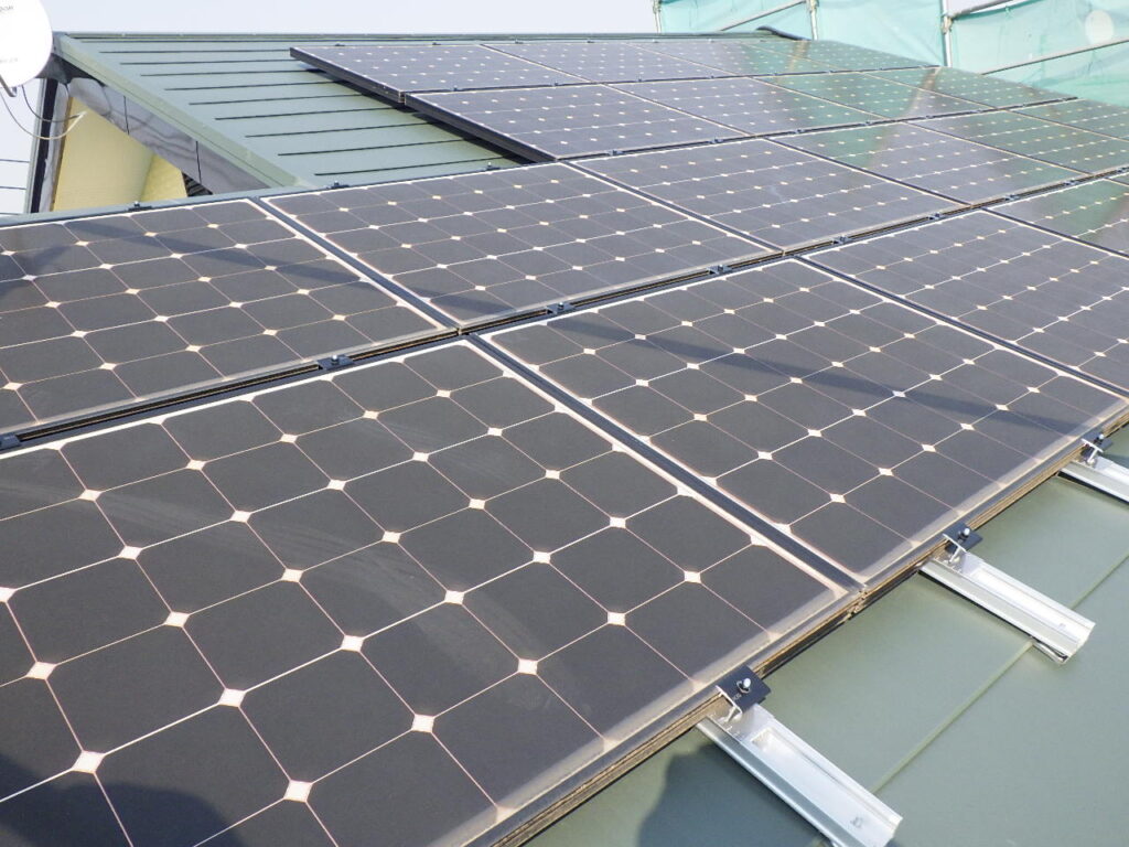 宇都宮市でシーリングとタッチアップ太陽光モジュール脱着と屋根カバー工事が完工