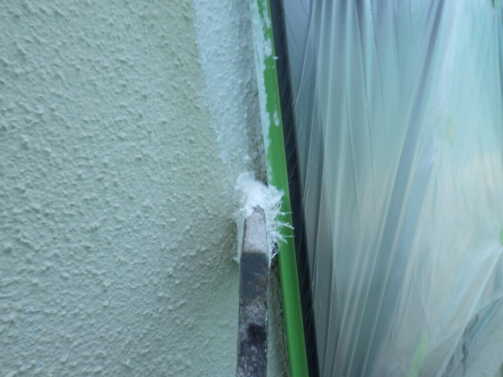 下塗り刷毛塗装中