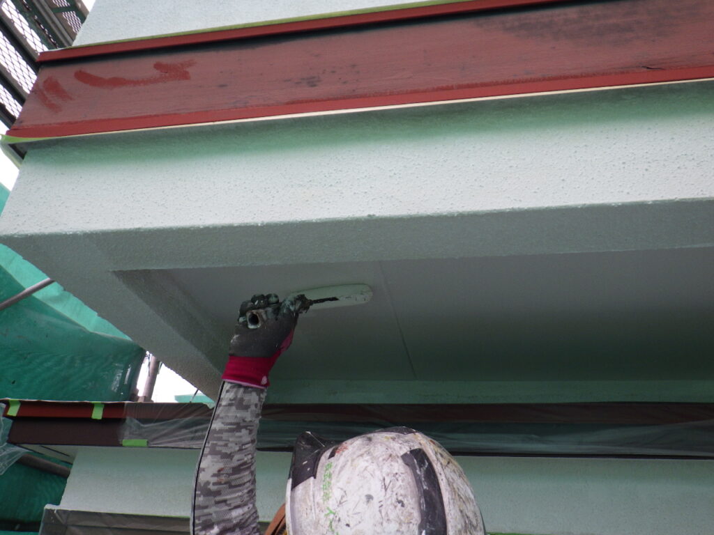 軒天２回目塗装中