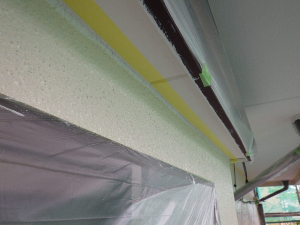 軒天見切り塗装中