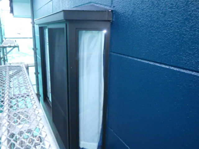 さくら市の外壁塗装工事で雨戸戸袋の吹付塗装をしました。