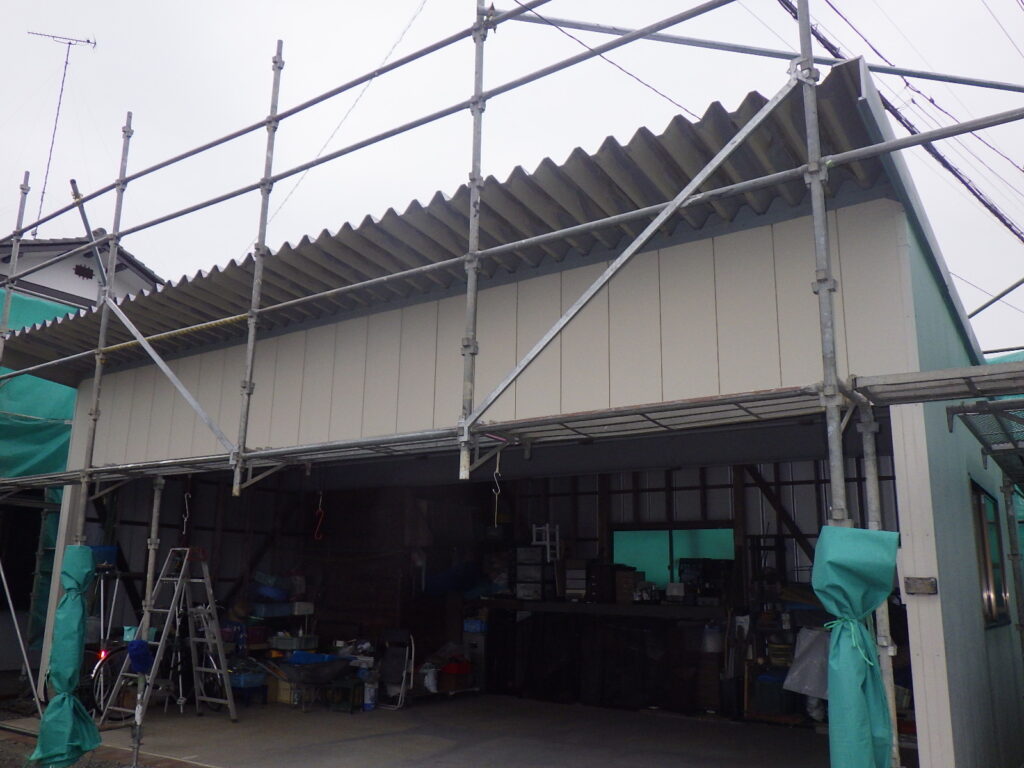 宇都宮市で折半屋根と金属サイディング塗装の着工です。