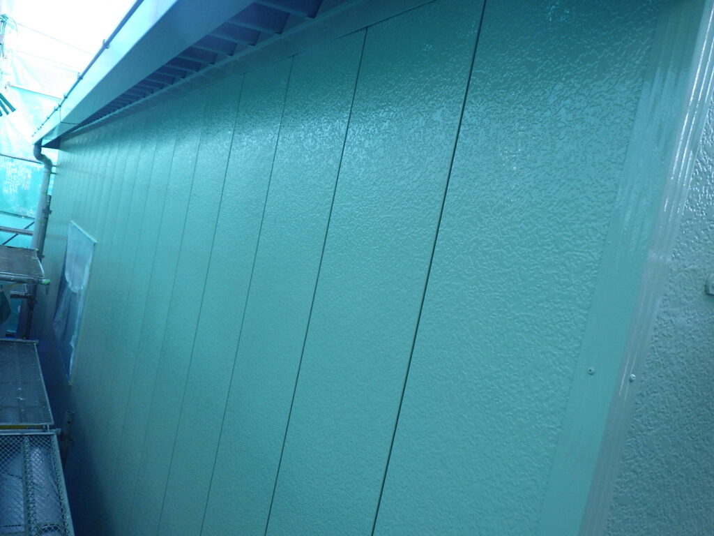 外壁面の中塗り塗装終了です