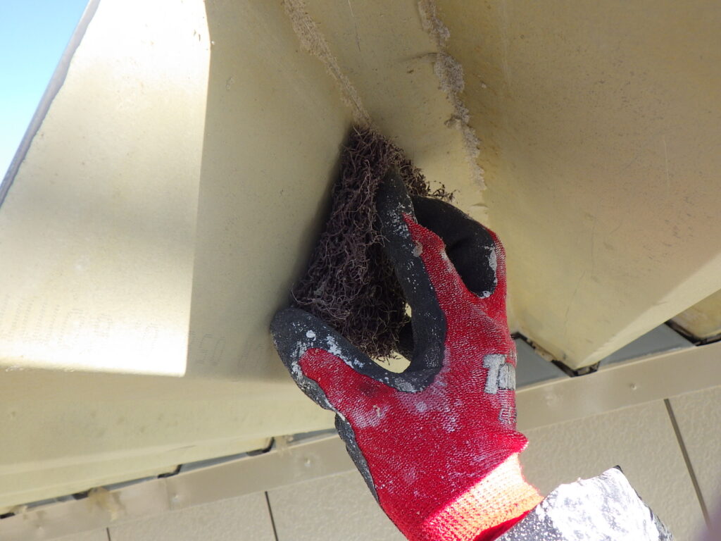 宇都宮市でケツロナインを使い折半屋根の結露防止塗装をしました