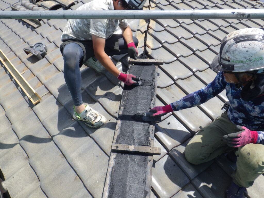 宇都宮市屋根修繕工事　隅棟の切り瓦復旧・南蛮漆喰の台面作り
