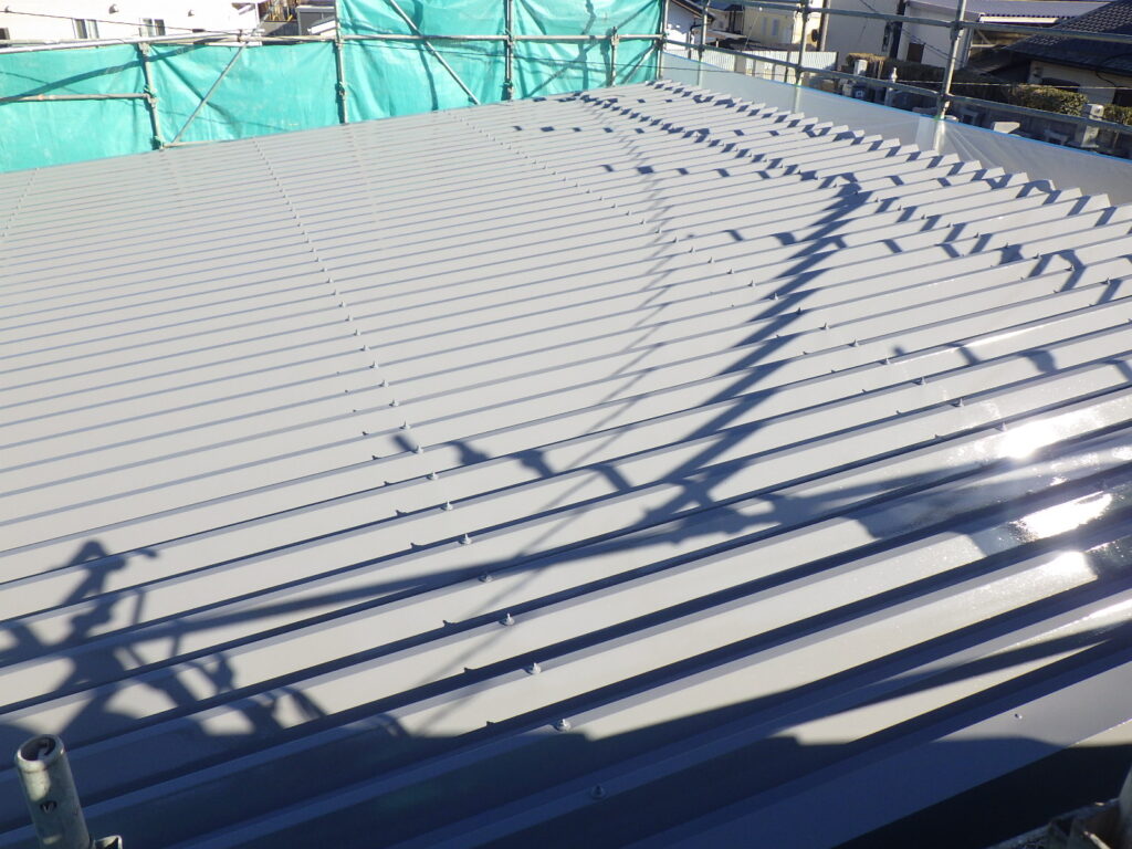 折半屋根の上塗り塗装終了です