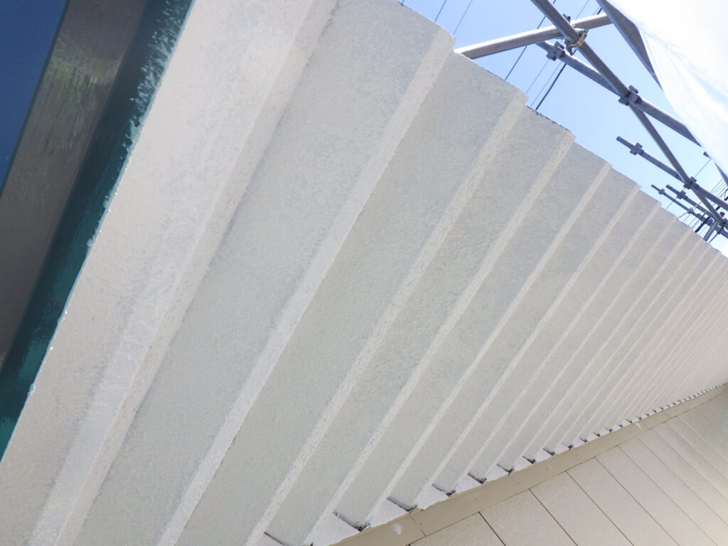 宇都宮市で車庫折半屋根と外壁サイディング塗装が完工しました。