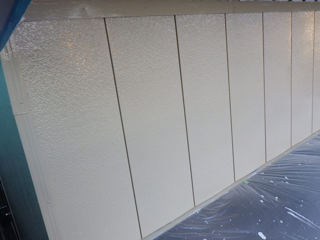 南面の外壁サイディング上塗り塗装終了です