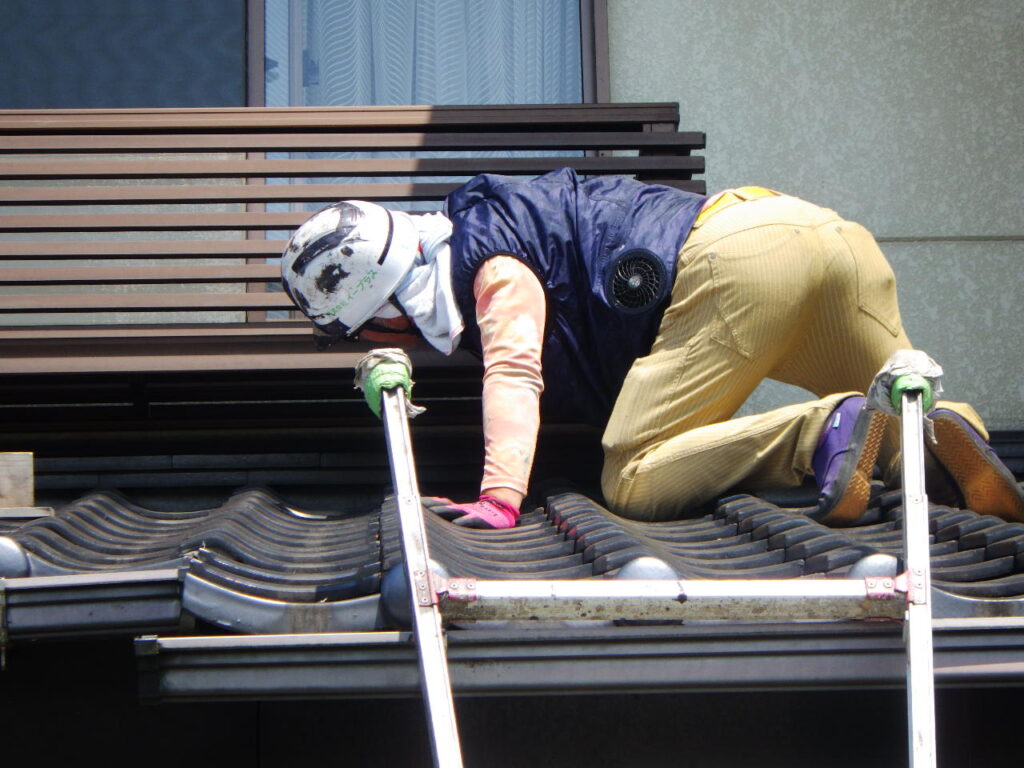 さくら市で玄関雨漏りの屋根補修工事をしました。