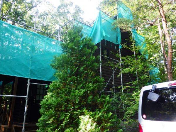 那須町でログハウス屋根のアスファルトシングル重ね葺き工事が着工です