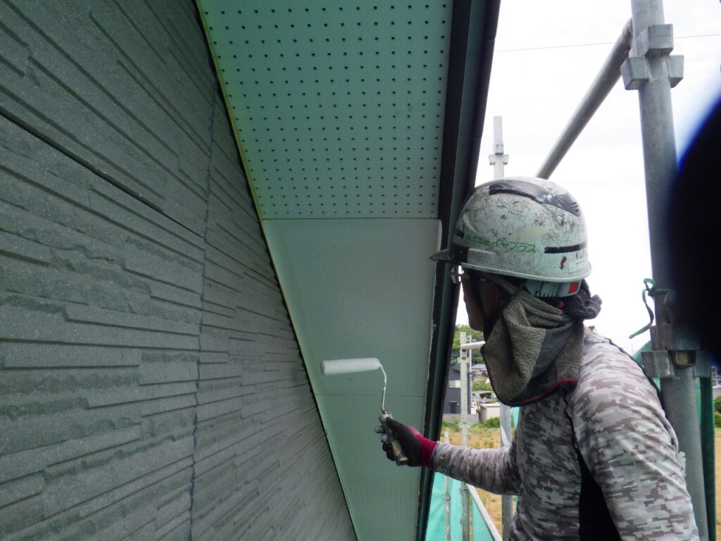小山市外壁塗装工事　軒天・外壁下塗り　塗装の要となる下地づくり