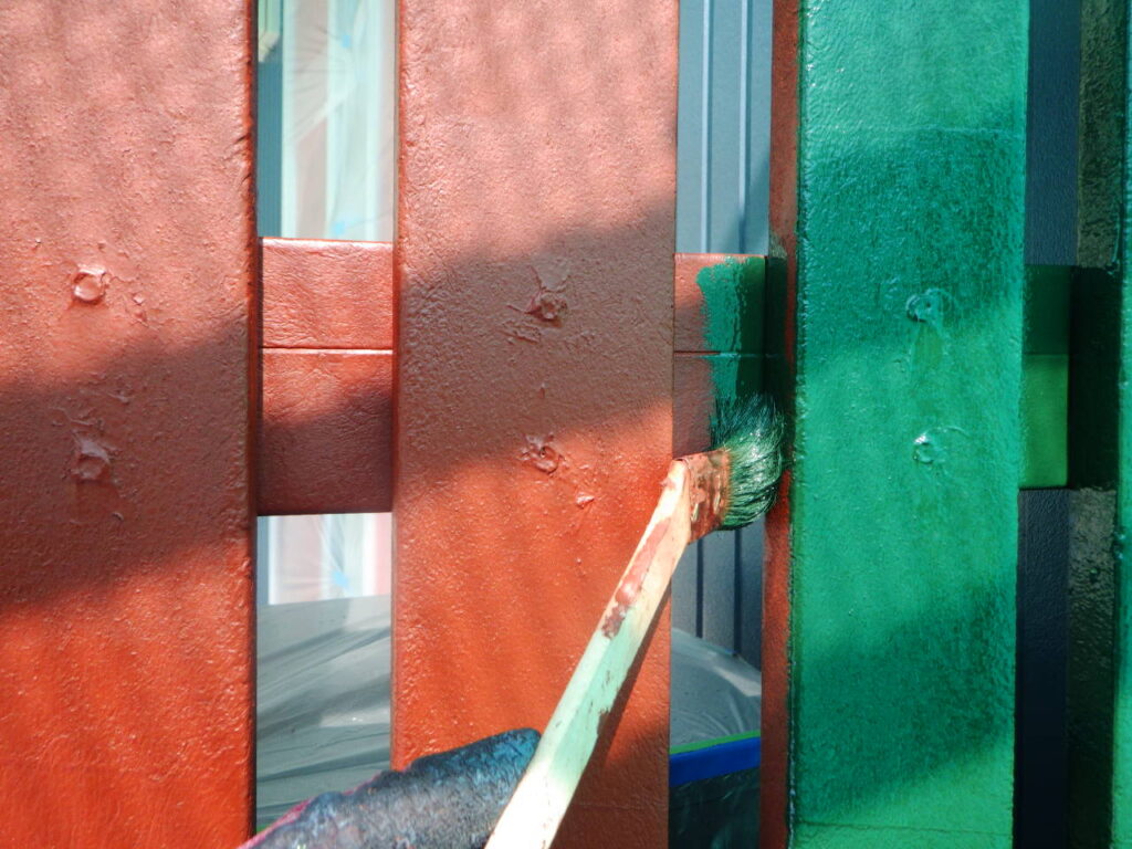 宇都宮市の外壁塗装・シーリング工事で玄関ポーチの塗装を行い、完工しました。