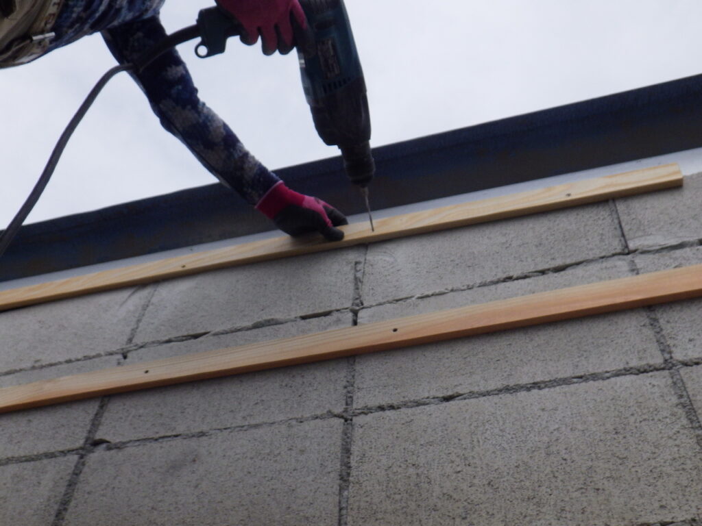 下穴開け中