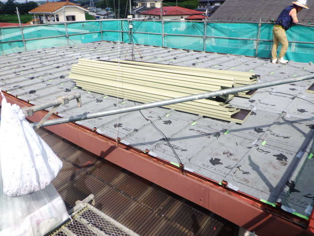 宇都宮市で通し吊り子を使い瓦棒板金屋根のカバー工事をしました