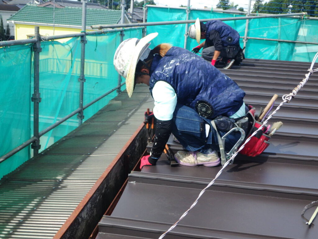 宇都宮市の瓦棒屋根カバー工事で棟板金を取り付けました。