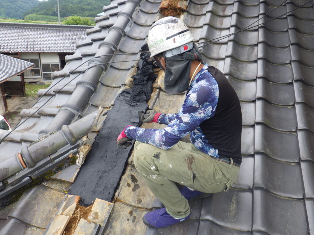 那須烏山市屋根修繕工事着工木が生えた飾り下り棟を解体台面形成