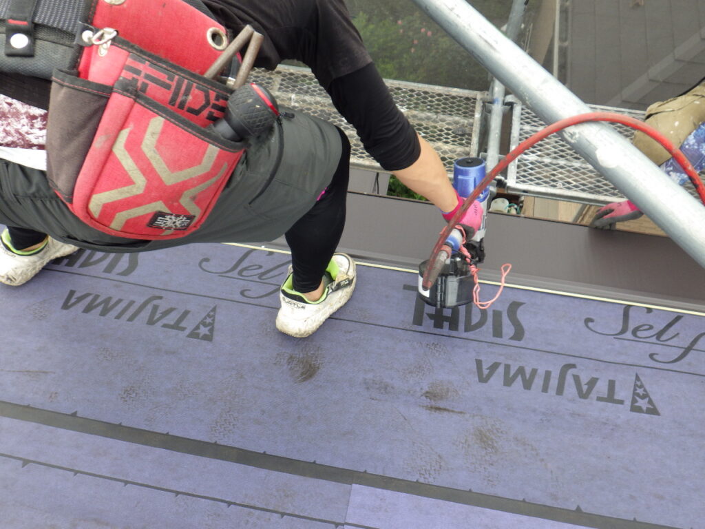 宇都宮市屋根カバー工法　ルーフ張り・天窓廻りの捨て谷施工