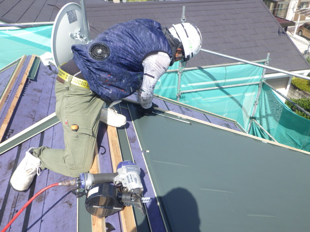 宇都宮市で横暖ルーフSを使い屋根カバー工事をしました。