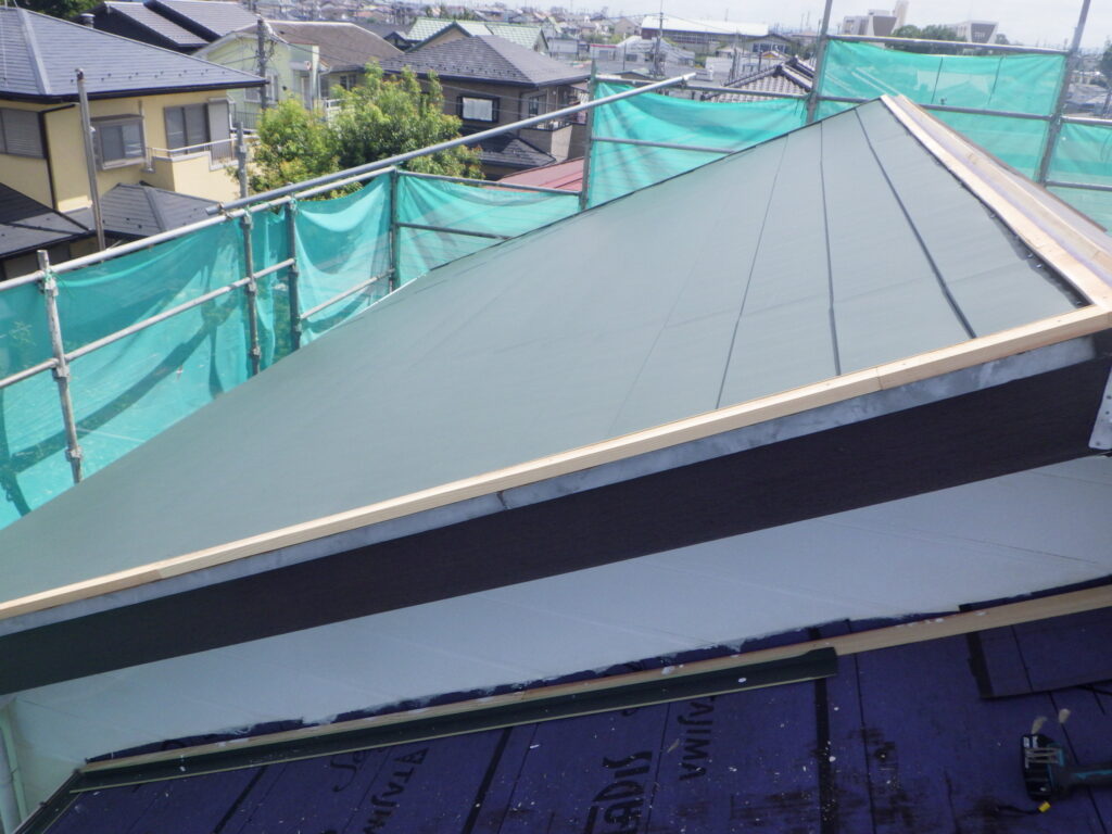 宇都宮市でスレート屋根を横暖ルーフSを使い屋根カバー工事