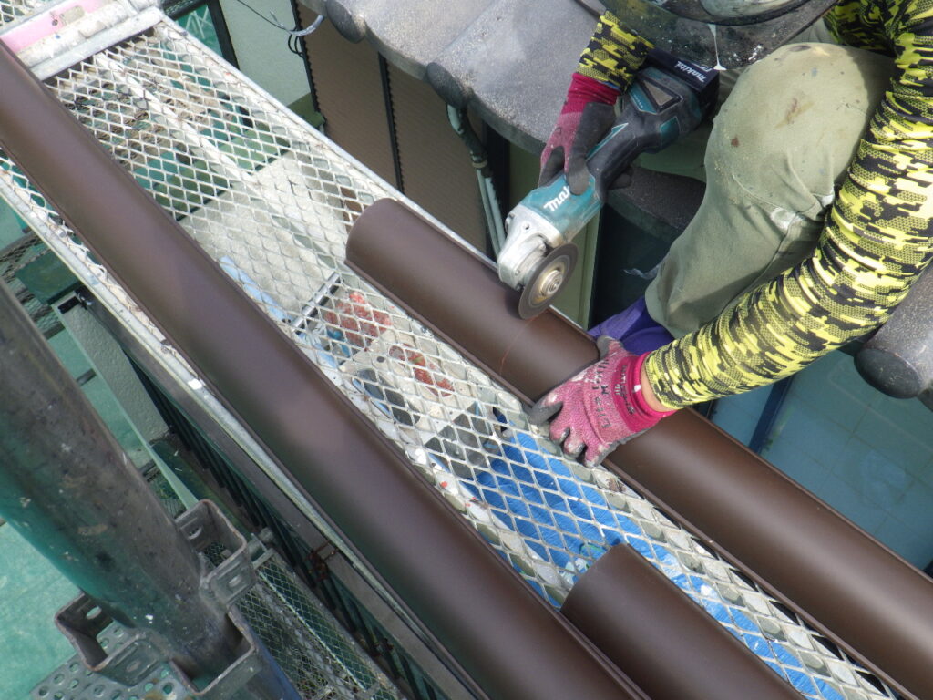 軒樋加工中