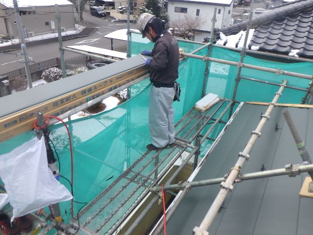 宇都宮市の屋根カバー工事で棟板金を取り付けました。