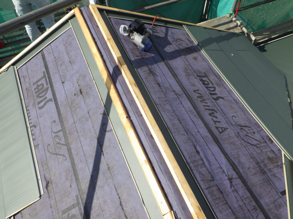 宇都宮市の屋根葺き替え工事で役物板金を取り付けました。
