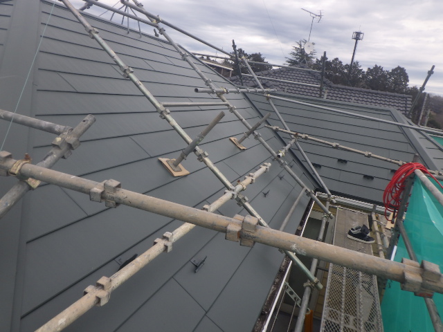 宇都宮市で寄棟と六柱屋根の屋根カバー工事が完工しました。