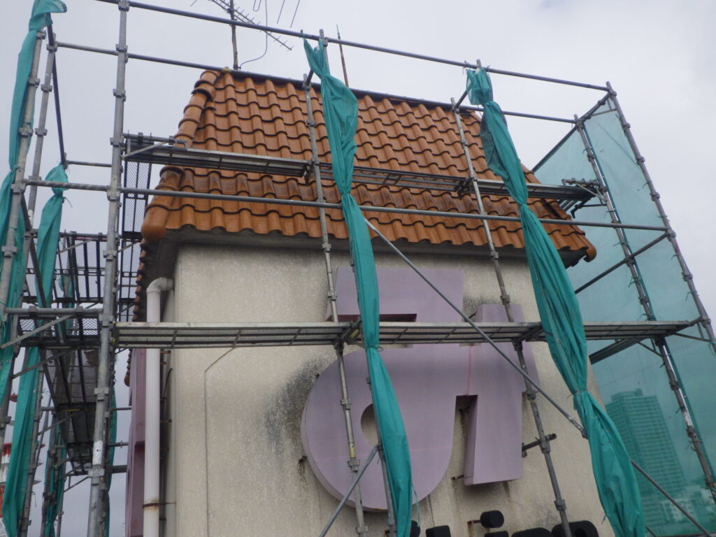 宇都宮市で洋瓦隅棟の組み換え工事をしました。
