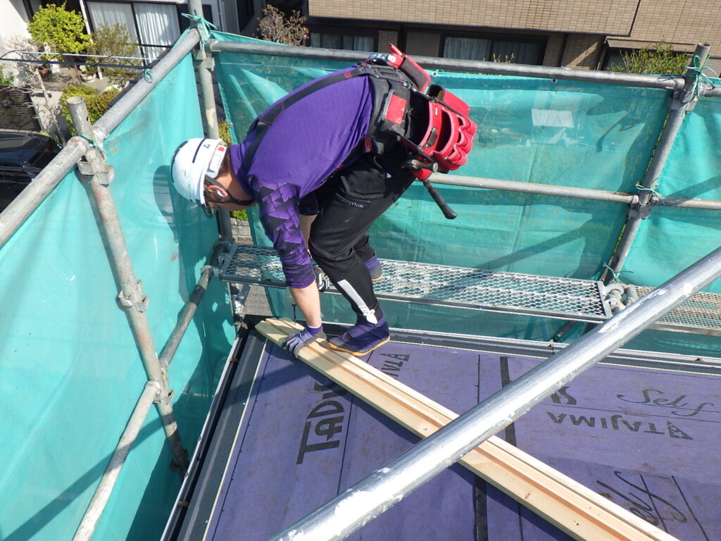 宇都宮市で２階建て劣化し割れたスレート屋根のカバー工事　