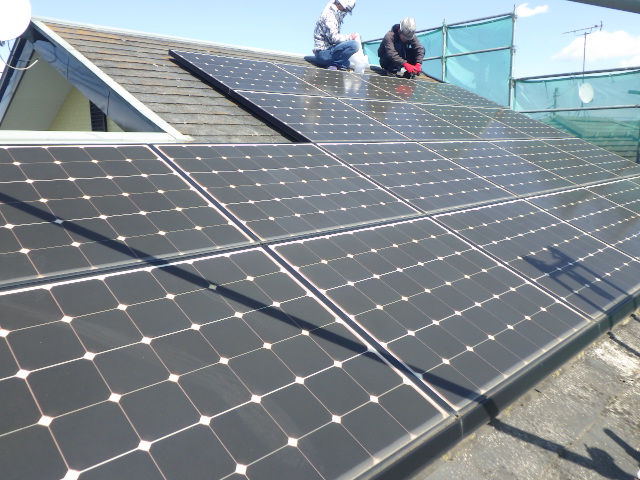 宇都宮市で太陽光パネル脱着と屋根カバー工事をしました。