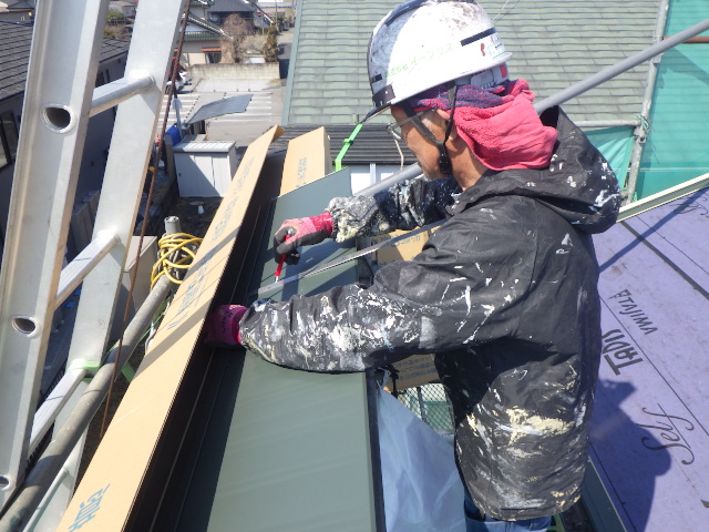 宇都宮市でニチハ横暖ルーフSを使い屋根カバー工事をしました。