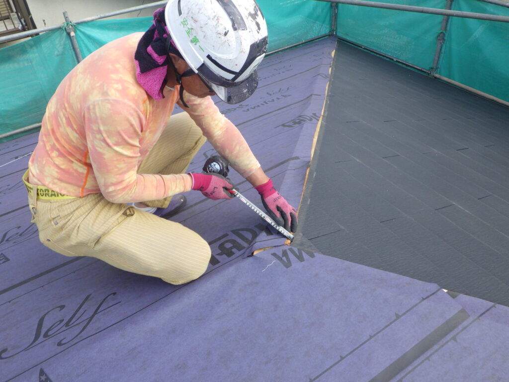 宇都宮市で屋根カバー工事で板金下地を取り付けました。