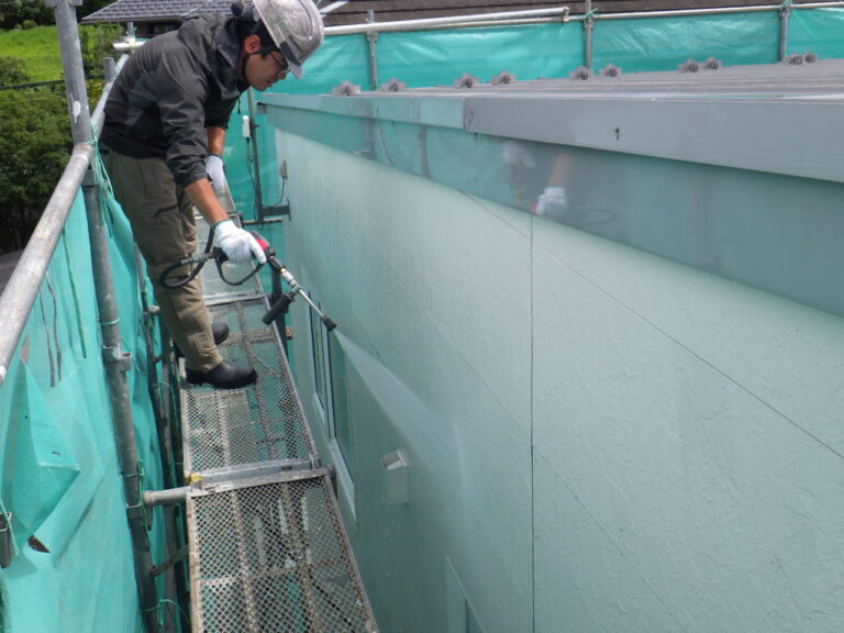宇都宮市外壁塗装工事塗装面高圧洗浄窓周り養生で下地を整える