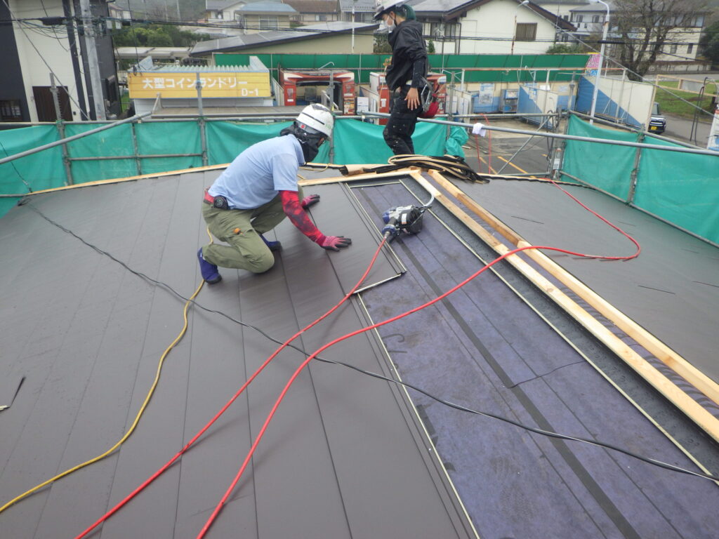 宇都宮市で横暖ルーフでの屋根カバー工事が完工しました。