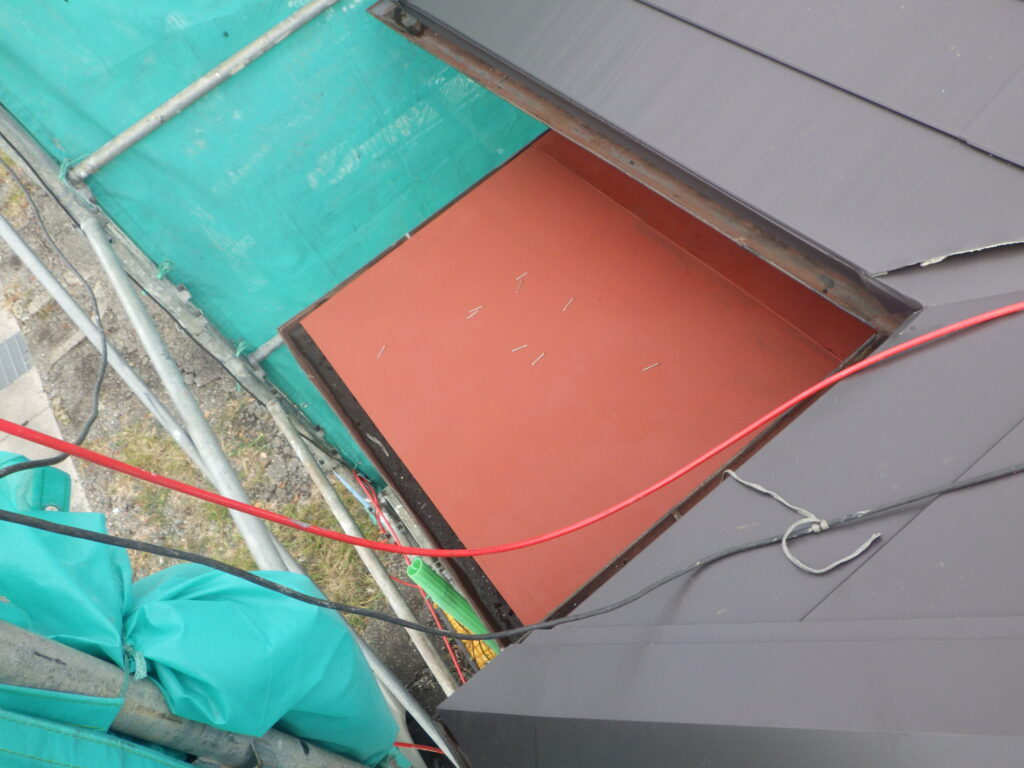 玄関屋根の錆止め塗装終了です