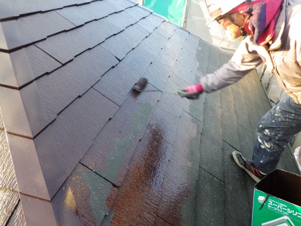 スレート屋根中塗り中です