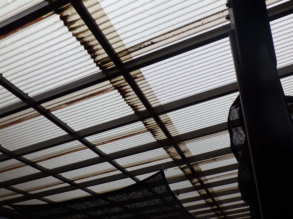 宇都宮市でガレージの波板交換工事が着工しました