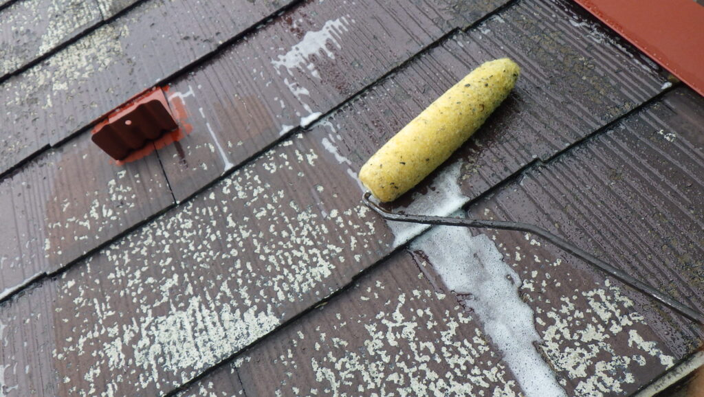 宇都宮市で屋根強化プライマーを使いスレート屋根下塗りをしました