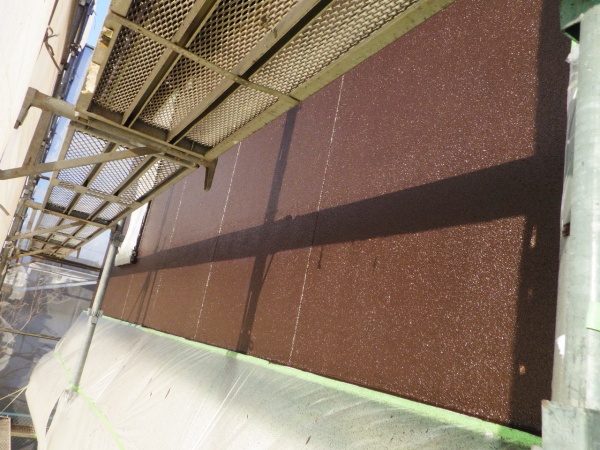 那須塩原市で引っ張り養生をして外壁中，上塗り塗装と雨樋塗装