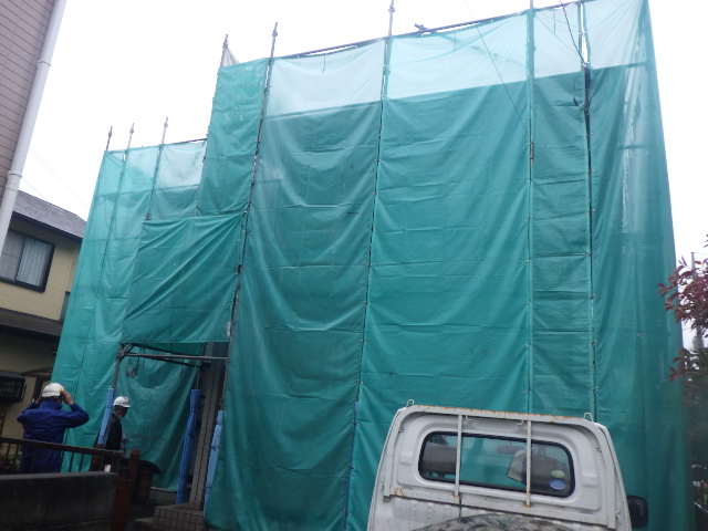 宇都宮市でスレート屋根と窯業系外壁の塗装工事が着工しました。
