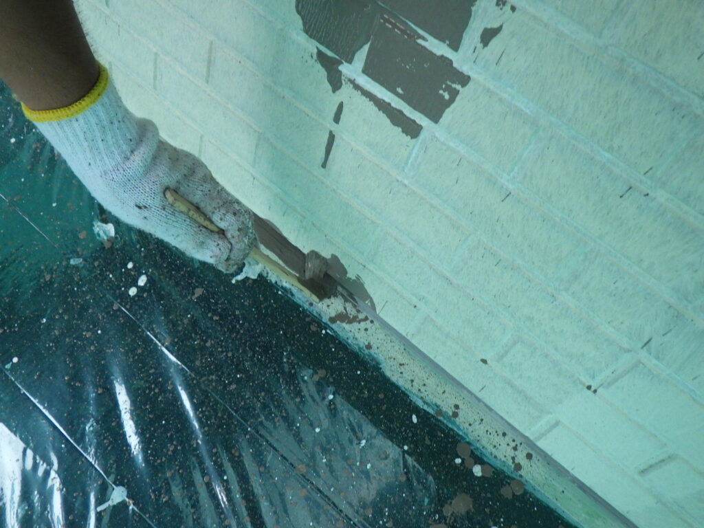 ２階外壁面の中塗り塗装中です