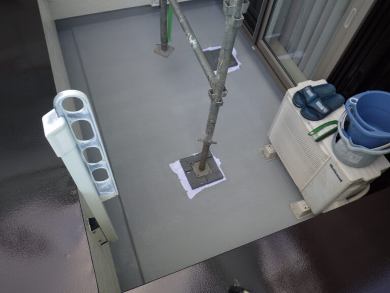 ベランダ床トップ塗装中