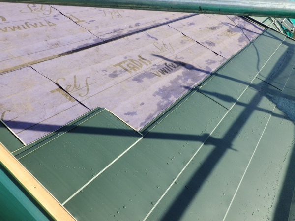 高根沢町の屋根カバー工事でケミカル面戸を取り付けました。