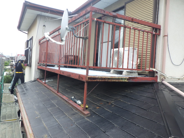 壬生町でスレート屋根下屋根のカバー工事が着工しました