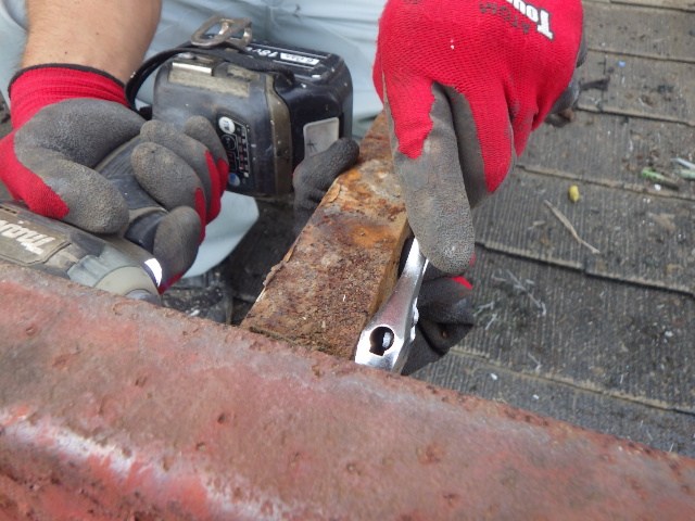 ベランダ根太の撤去中です