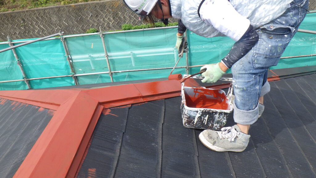 塩谷郡高根沢町で、二階スレート屋根の下・中・上塗り塗装を行いました。
