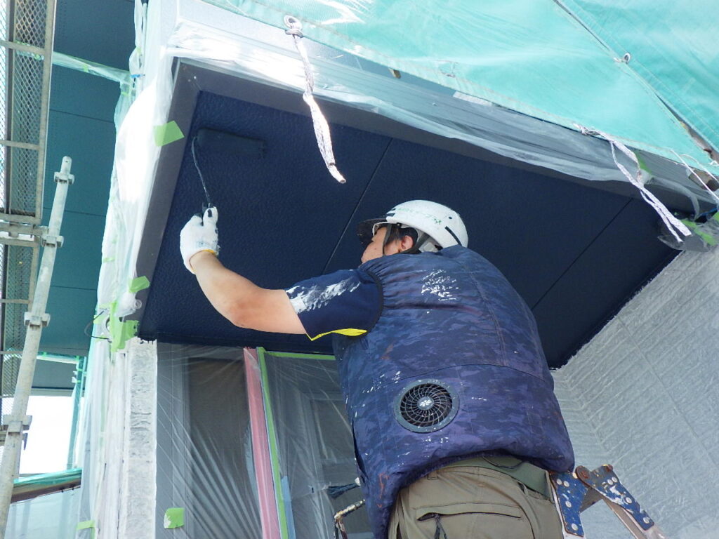 軒天2回目塗装中です